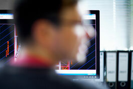 Bauwesen Ingenieurbüro: Mitarbeiter vor Monitor, Mood 