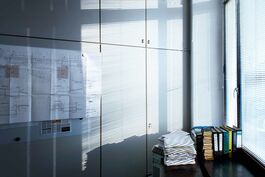 Bauwesen Ingenieurbüro: Raum mit Aktenordnern und Plänen, Mood 