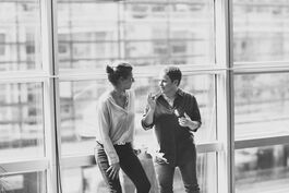 Beratung: Business-Coach und Teilnehmerin im Gespräch 