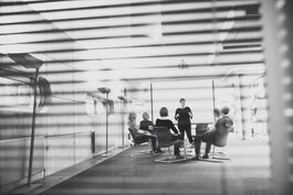 Beratung: Business-Coach im Team-Gespräch 