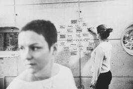 Beratung: Business-Coach und Teilnehmerin vor Mindmap 