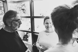 Beratung: Business-Coach, Teilnehmerin und Teilnehmer im Gespräch 