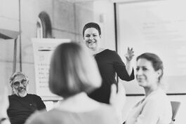 Beratung: Business-Coach im Team-Gespräch 