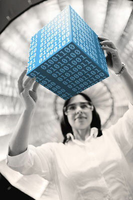 Marketing: Mitarbeiterin analysiert Daten, Symbolbild 