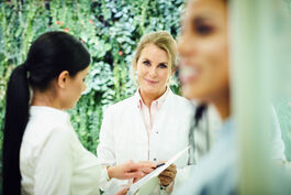 Gesundheit und Medizin: Chirurgin und Team 