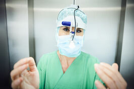 Gesundheit und Medizin: Chirurgin in OP-Bekleidung mit Mundschutz 