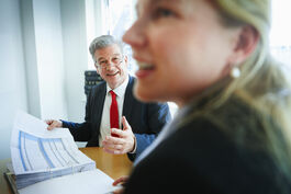 Steuern und Finanzen: Wirtschaftsprüfer und Klientin im Gespräch 