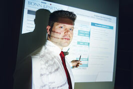 Steuern und Finanzen: Steuerberater vor Beamer 