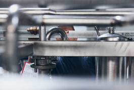 Anlagen- und Maschinenbau: Ausrichten der Anlage mit Wasserwaage 