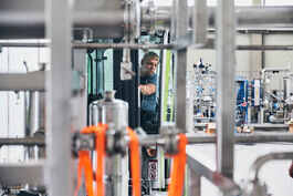 Anlagen- und Maschinenbau: Ausrichten der Anlage mit Gabelstapler 