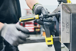 Anlagen- und Maschinenbau: Spannzwinge am Schweisstisch 