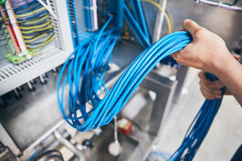 Anlagen- und Maschinenbau: Kabelstrang am Schaltschrank 