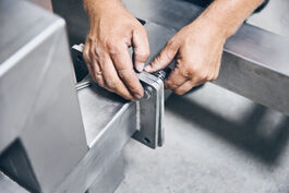 Anlagen- und Maschinenbau: Befestigung Flansch mit Schraube 