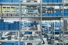 Anlagen- und Maschinenbau: Kleinteilelager mit Einzelteilen und Lagerkästen 