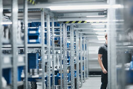 Anlagen- und Maschinenbau: Kleinteilelager mit Einzelteilen und Lagerkästen 