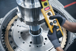 Anlagen- und Maschinenbau: Montage einer Pelletpresse, Einsetzen der Welle 