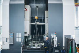 Anlagen- und Maschinenbau: Wechsel des Werkstücks an CNC-Maschine 