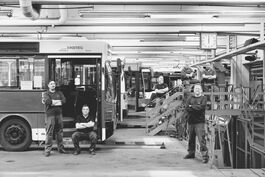 Dokumentation Busbetriebshof: Werkstatt-Team vor Oldtimer-Bus 