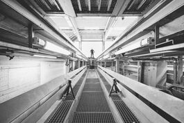 Dokumentation Busbetriebshof: Werkstattgrube und Mitarbeiter im Hallentor 