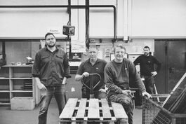 Dokumentation Busbetriebshof: Team in der Werkhalle 