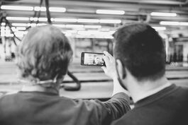 Dokumentation Busbetriebshof: Selfie in der Werkhalle 