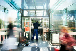 Fahrzeugtechnik: Aufzugsmonteur im Serviceeinsatz 