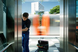 Fahrzeugtechnik: Aufzugsmonteur im Serviceeinsatz 