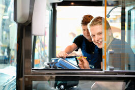 Fahrzeugtechnik: Auszubildende mit Diagnose System 