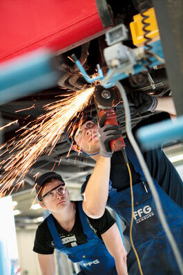 Fahrzeugtechnik: Auszubildende mit Winkelschleifer 