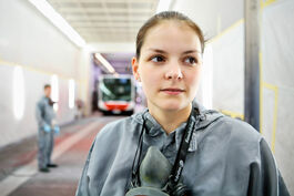 Fahrzeugtechnik: Auszubildende in Lackierhalle 