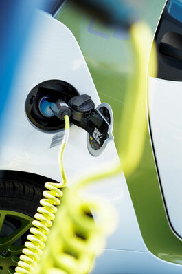Fahrzeugtechnik: Smart electric drive beim Laden 