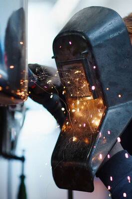 Fahrzeugtechnik: Kfz-Mechatroniker beim Schweissen am Bus 