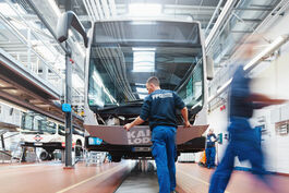 Fahrzeugtechnik: Kfz-Mechatroniker bei der Bus-Wartung 