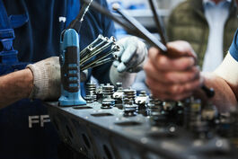 Fahrzeugtechnik: Kfz-Mechatroniker bei der Motor-Wartung 