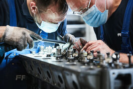 Fahrzeugtechnik: Kfz-Mechatroniker bei der Motor-Wartung 