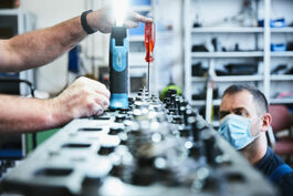 Fahrzeugtechnik: Kfz-Mechatroniker bei der Motor-Wartung 