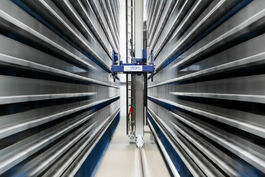 Intralogistik: Automatisches Regalbediengerät im Hochregallager 