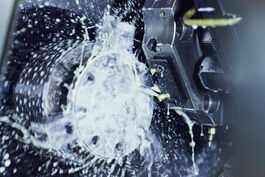 Metallverarbeitung: Werkstück-Anarbeitung mit CNC-Maschine, Drehen 