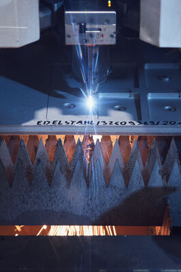 Metallverarbeitung: Edelstahl-Blechzuschnitt mit Laserschneiden 