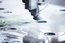 Metallverarbeitung: Blechzuschnitt mit Wasserstrahlschneiden 