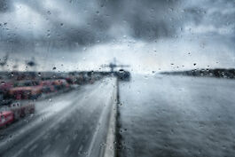 Schifffahrt: Hamburger Hafen im Regen aus der Kommandobrücke 