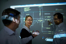 Schifffahrt: Team im Planungsgespräch vor Beamer 