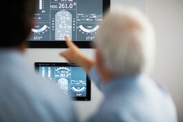 Schifffahrt: Mitarbeiter vor Displays 