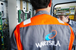 Schifffahrt: Servicetechniker prüfen Schaltschrank 