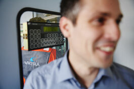 Schifffahrt: Servicetechniker prüfen Schaltschrank 