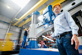 Werkzeugmaschinen: Vorbereitungen zum Versand einer Radialbohrmaschine 