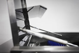 Anlagen- und Maschinenbau: Backblechputzmaschine, Detail Gasdruckfedern 