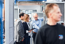 Anlagen- und Maschinenbau: Gruppe im Beratungsgespräch 