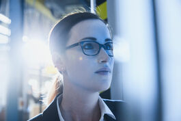 Anlagen- und Maschinenbau: Mitarbeiterin vor Konsole, Mood 