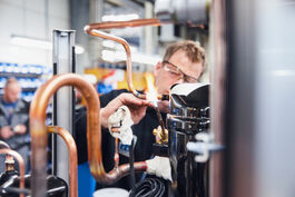 Anlagen- und Maschinenbau: Löten an einer Kühlanlage 